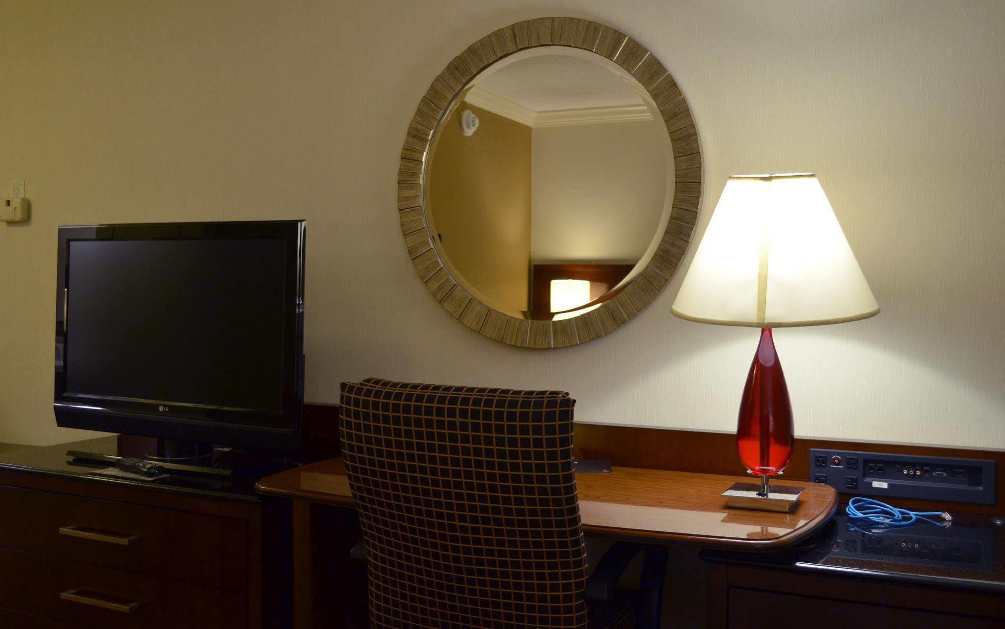 อินเดียนาโพลิส แมริออต อีสต์ Hotel ภายนอก รูปภาพ